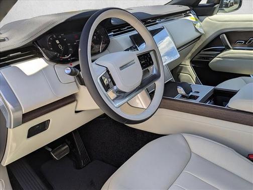 Ionian Silver SV Bespoke Ultra Metallic Gloss 2026 Land Rover Range Rover P400 SE