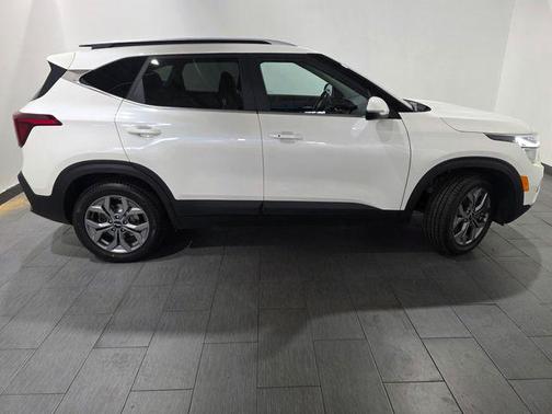 Snow White Pearl 2024 Kia Seltos S