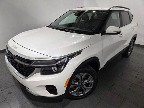 Snow White Pearl 2024 Kia Seltos S