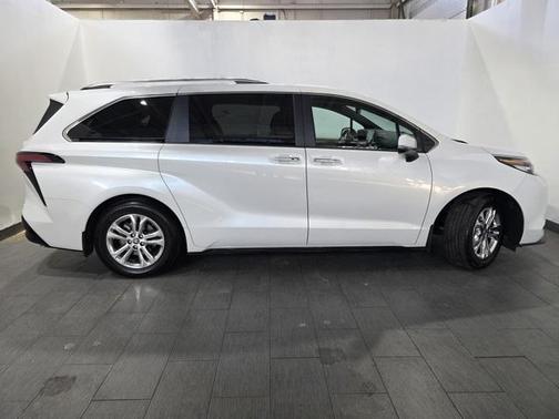 2023 Toyota Sienna Platinum 7 Passenger