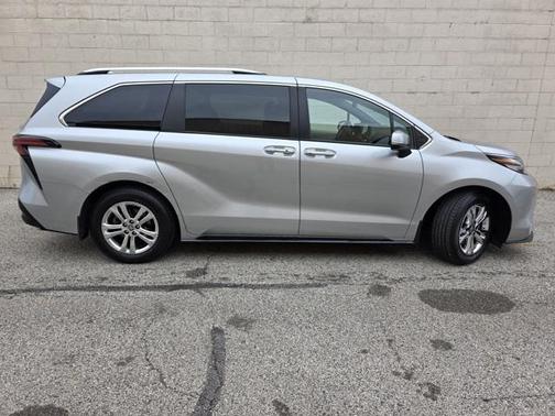 2022 Toyota Sienna Platinum