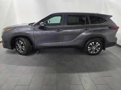 Magnetic Gray Metallic 2024 Toyota Highlander Hybrid XLE