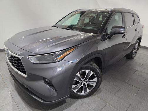 Magnetic Gray Metallic 2024 Toyota Highlander Hybrid XLE