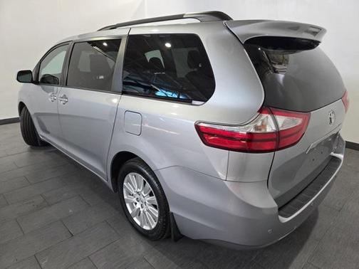 2017 Toyota Sienna XLE