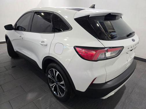 Oxford White 2022 Ford Escape SE