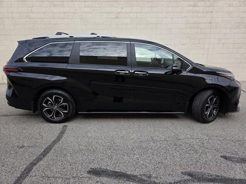 2025 Toyota Sienna Platinum