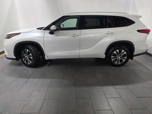 Wind Chill Pearl 2022 Toyota Highlander XLE