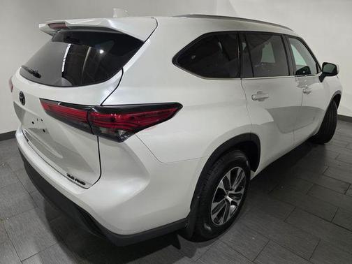 Wind Chill Pearl 2022 Toyota Highlander XLE