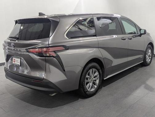 2021 Toyota Sienna LE