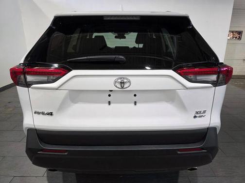 Ice Cap 2025 Toyota RAV4 Hybrid XLE