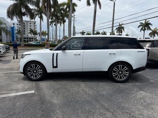 Fuji White 2025 Land Rover Range Rover SE