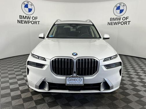 Mineral White Metallic 2024 BMW X7 xDrive40i