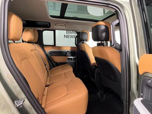 2024 Land Rover Defender SE