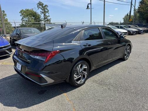 2025 Hyundai ELANTRA Limited