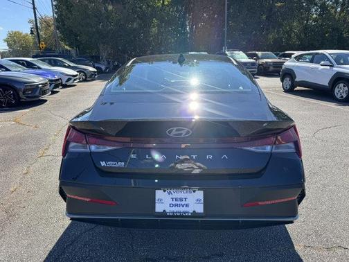 2026 Hyundai ELANTRA SE