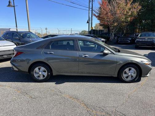 2026 Hyundai ELANTRA SE