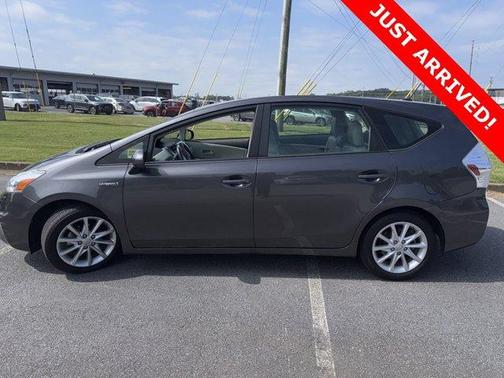 2014 Toyota Prius v Five