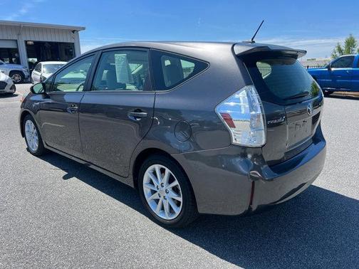 2014 Toyota Prius v Five