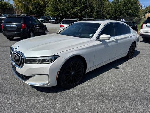 2022 BMW 740 i