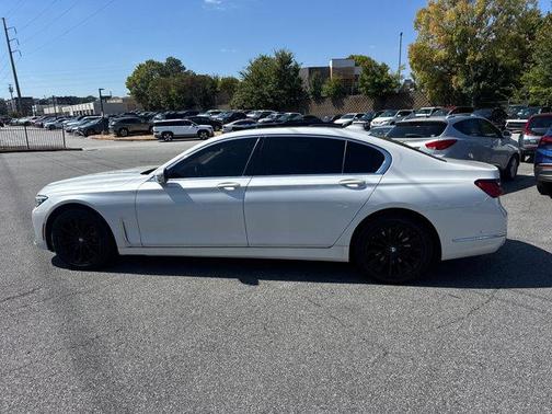 2022 BMW 740 i