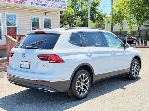 White Silver Metallic 2018 Volkswagen Tiguan 2.0T SEL