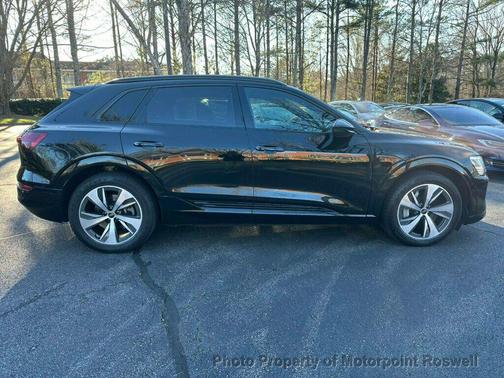 Mythos Black Metallic 2024 Audi Q8 e-tron Premium