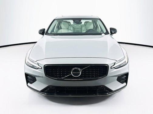 2024 Volvo S60 B5 Plus Dark Theme