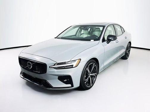 2024 Volvo S60 B5 Plus Dark Theme