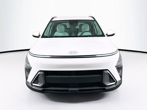 Atlas White 2025 Hyundai KONA SEL