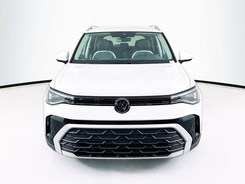 Pure White 2025 Volkswagen Taos 1.5T SE