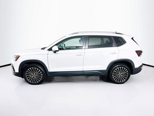 Pure White 2025 Volkswagen Taos 1.5T SE