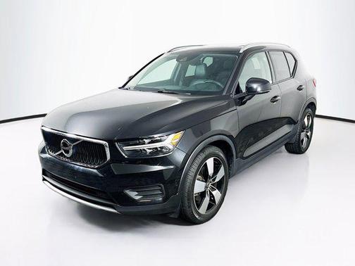 Black 2019 Volvo XC40 T5 Momentum