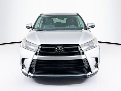 Celestial Silver Metallic 2019 Toyota Highlander SE