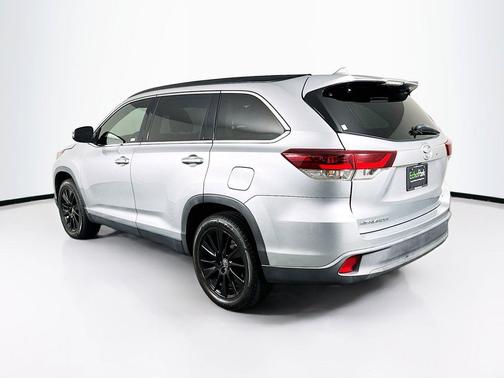 Celestial Silver Metallic 2019 Toyota Highlander SE