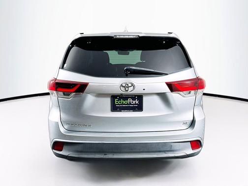 Celestial Silver Metallic 2019 Toyota Highlander SE