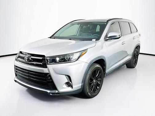 Celestial Silver Metallic 2019 Toyota Highlander SE