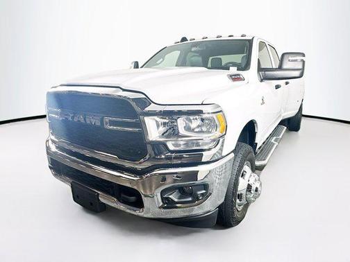2023 RAM 3500 Tradesman Crew Cab 4x4 8' Box