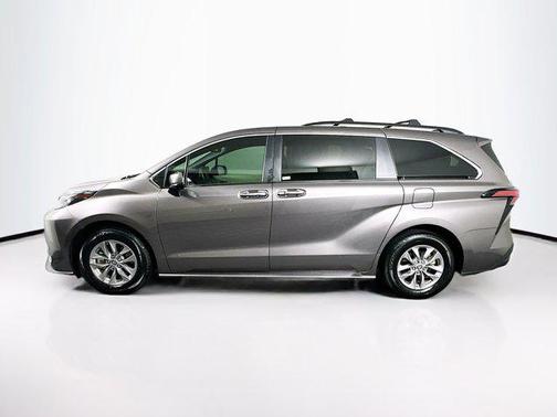 2022 Toyota Sienna XLE 8 Passenger