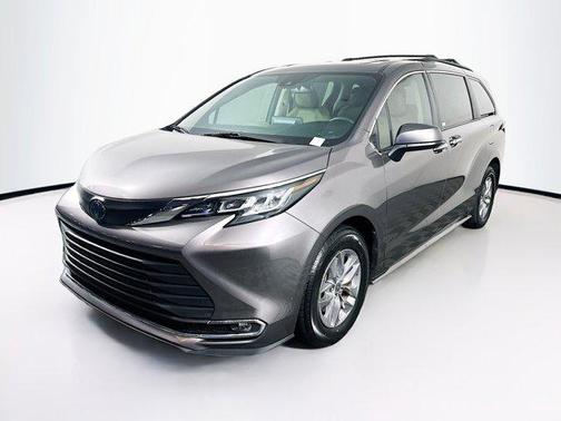 2022 Toyota Sienna XLE 8 Passenger