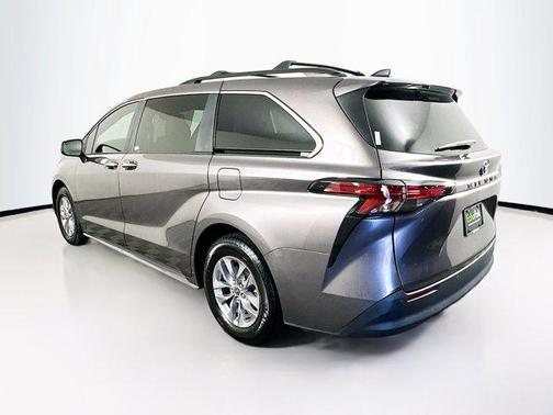 2022 Toyota Sienna XLE 8 Passenger