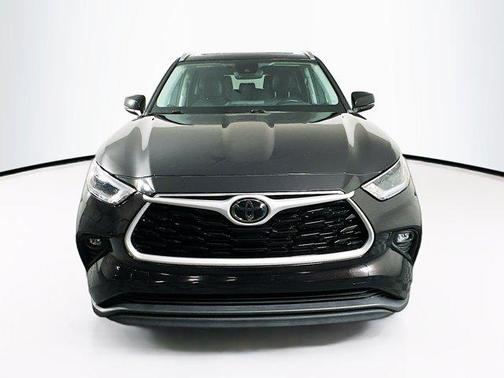 Opulent Amber 2021 Toyota Highlander XLE