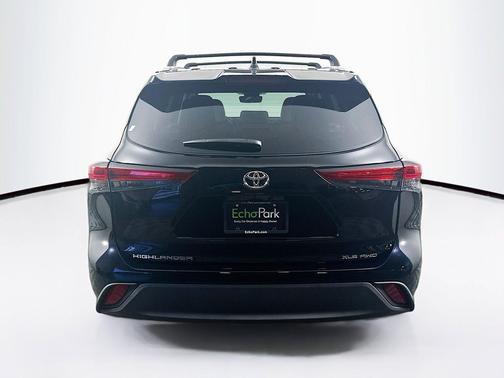Midnight Black Metallic 2022 Toyota Highlander XLE