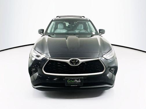 Midnight Black Metallic 2022 Toyota Highlander XLE