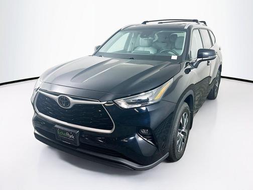 Midnight Black Metallic 2022 Toyota Highlander XLE