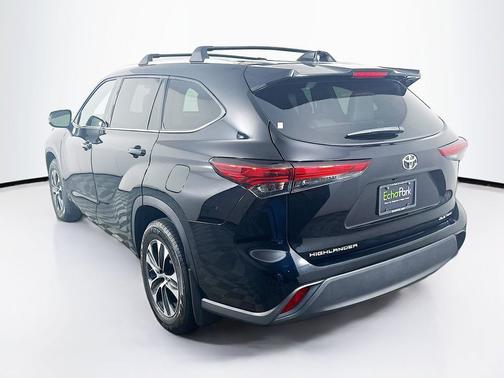 Midnight Black Metallic 2022 Toyota Highlander XLE