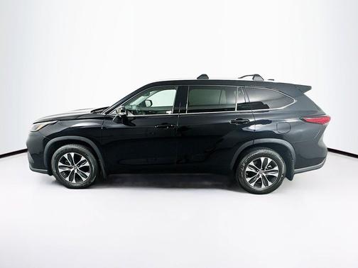 Midnight Black Metallic 2022 Toyota Highlander XLE
