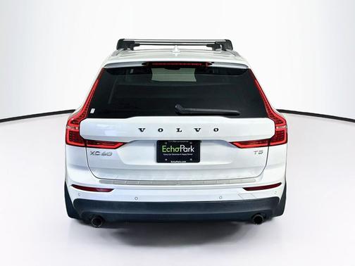 Crystal White Metallic 2021 Volvo XC60 T5 Momentum