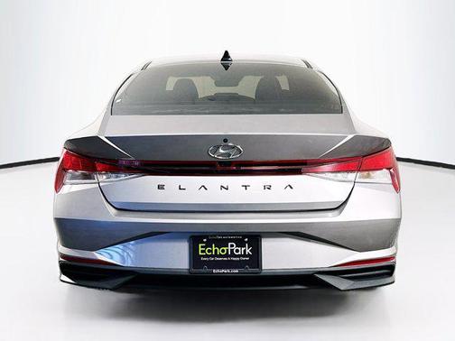 Fluid Metal 2022 Hyundai ELANTRA SEL