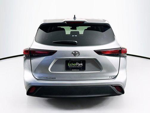 Celestial Silver Metallic 2025 Toyota Highlander LE