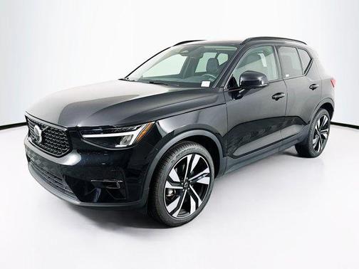 2025 Volvo XC40 B5 Plus Dark Theme
